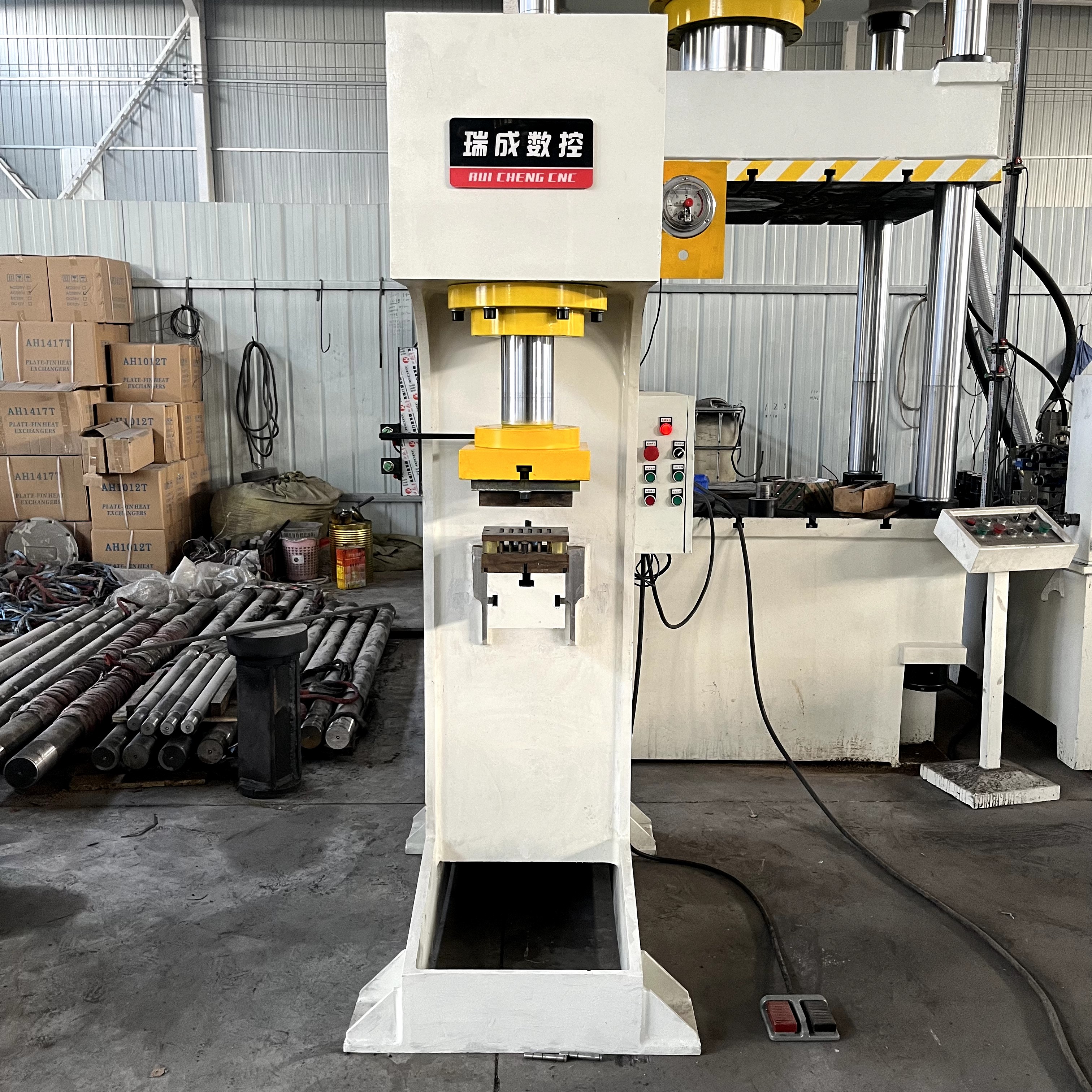 單臂液壓機壓制百葉窗