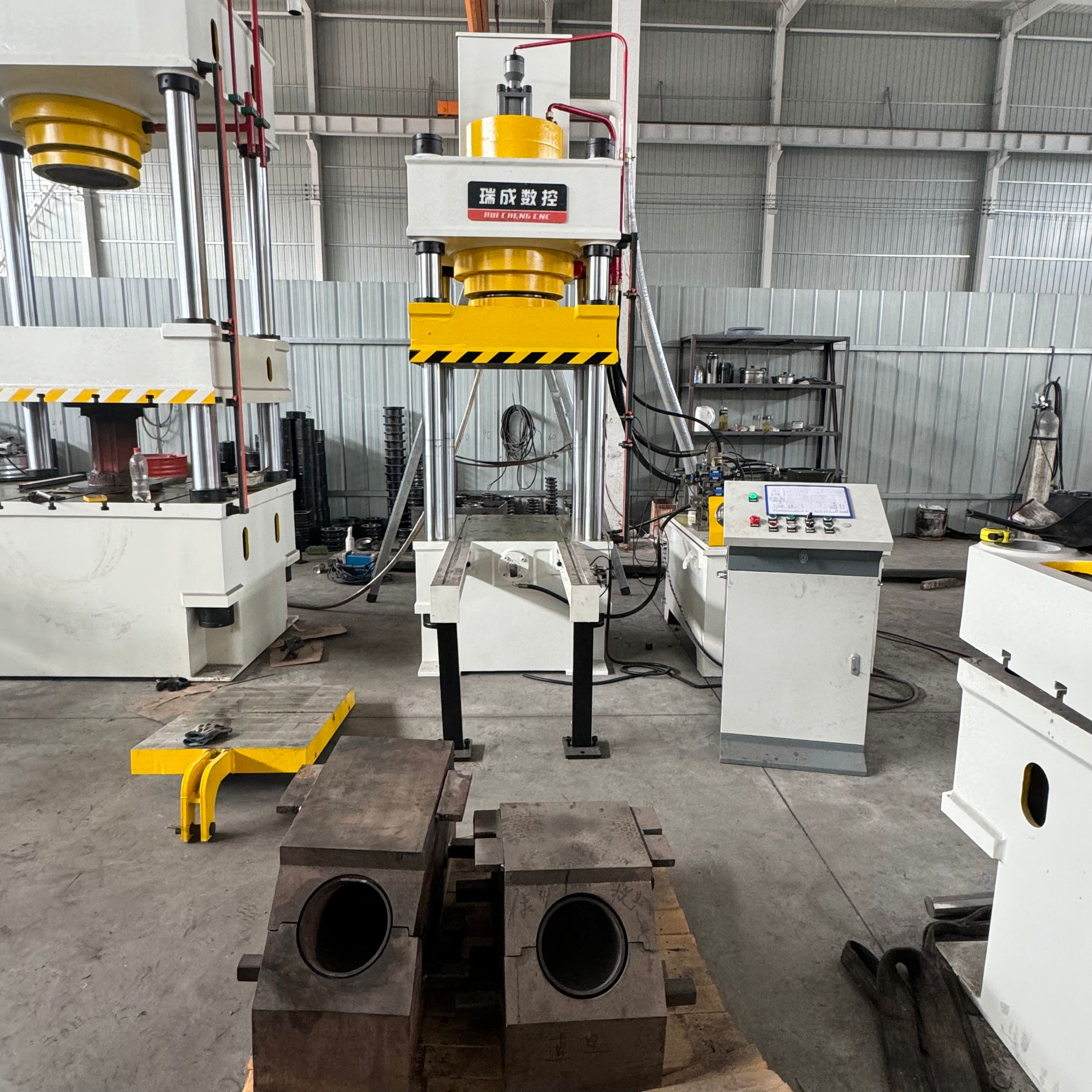 瑞成數(shù)控315噸三梁四柱液壓機(jī)多少錢一臺?