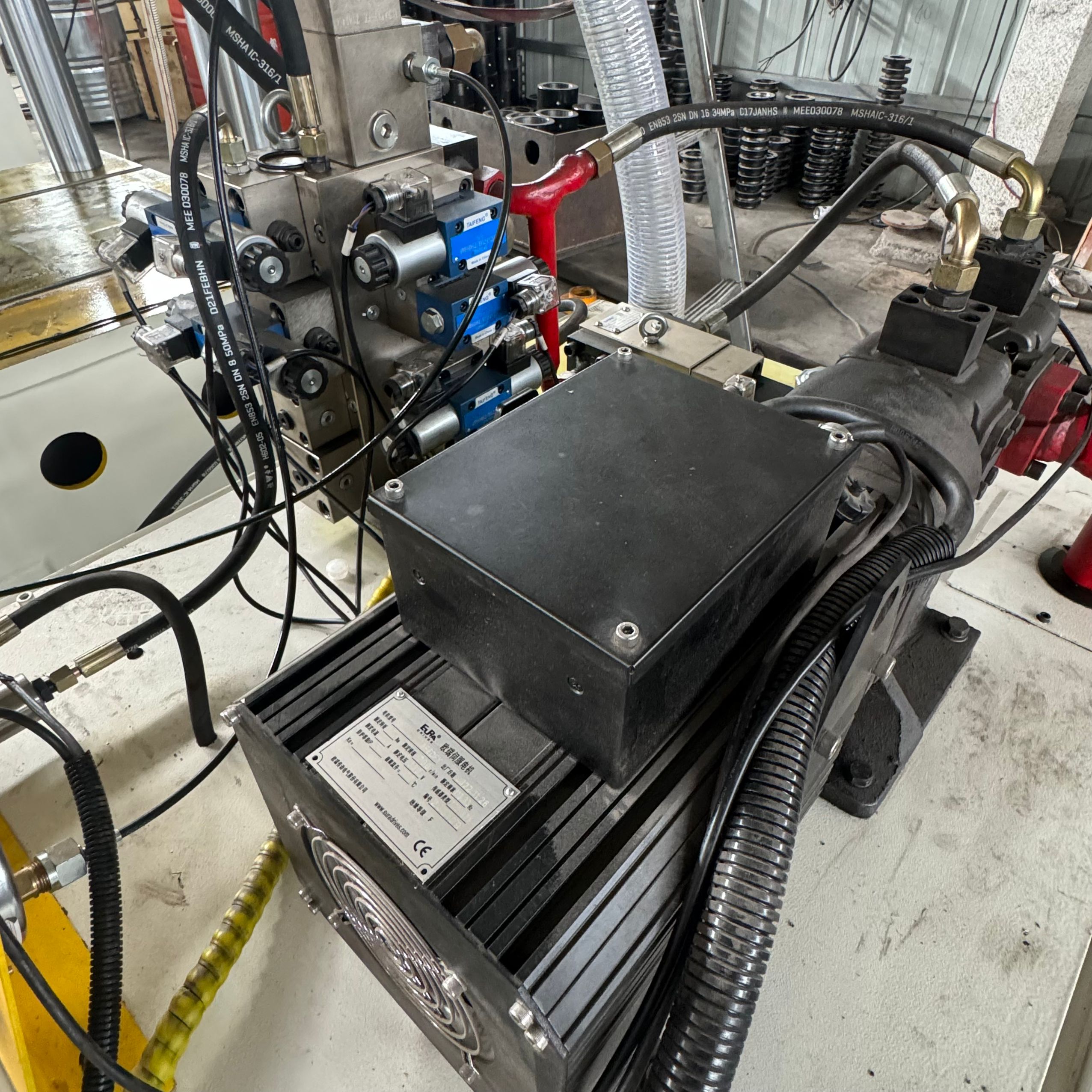 瑞成數(shù)控315噸三梁四柱液壓機(jī)多少錢一臺?